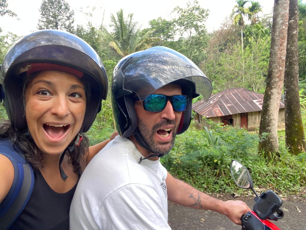 Moverse por la isla de Flores en Moto - Haz La Mochila